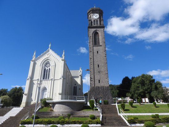Igreja Matriz Nossa Senhora de Lourdes e Campanário de Pedra
